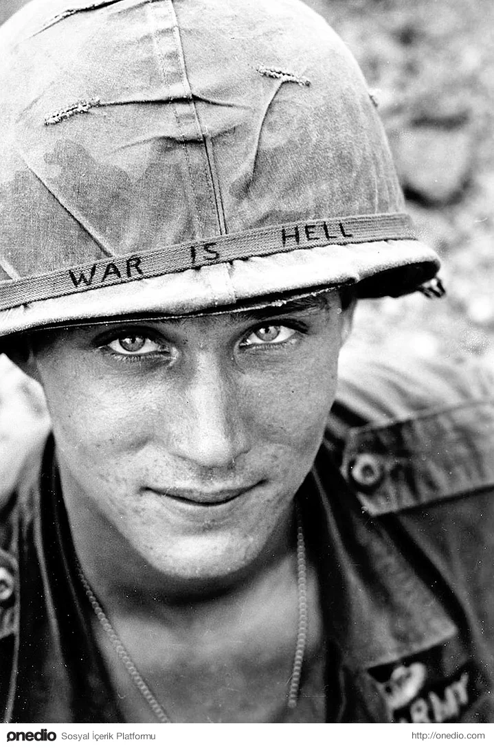 Barış; Bu fotoğraftaki askerin ismi belli değil. Vietnam'daki 173. Hava Tugayı'ndan savaştığı biliniyor.