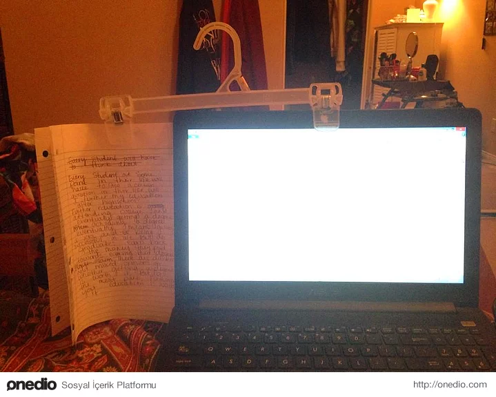 Ders notlarını bilgisayara kolayca geçebilmenin yolunu bulmuş çalışkan kız