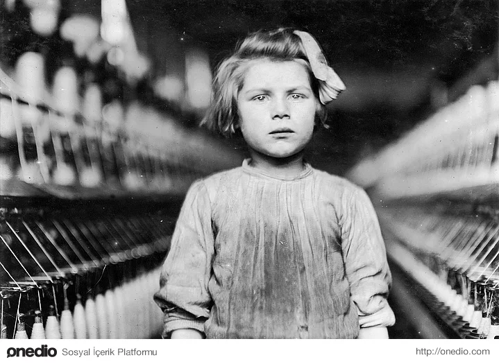 Fabrikada düzenli olarak çalışan bir kız çocuğu. (1909)