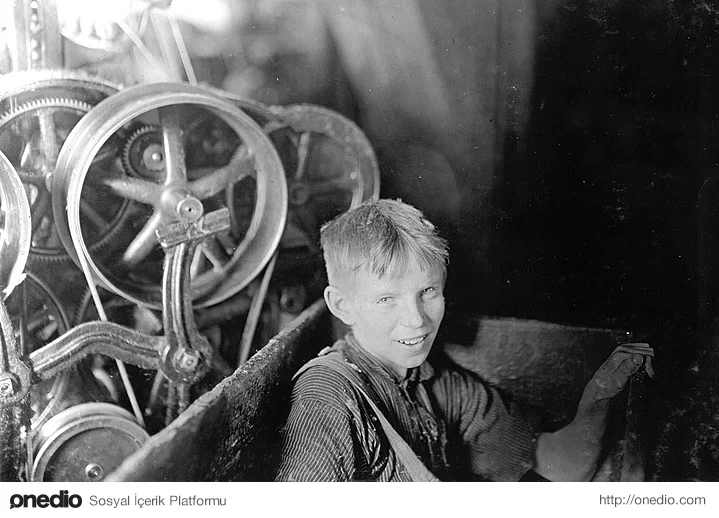 Fotoğraf çekilmeden önce öğlen uykusuna yatan, Rhode Island'da bir fabrikada çalışan Wille (1909)