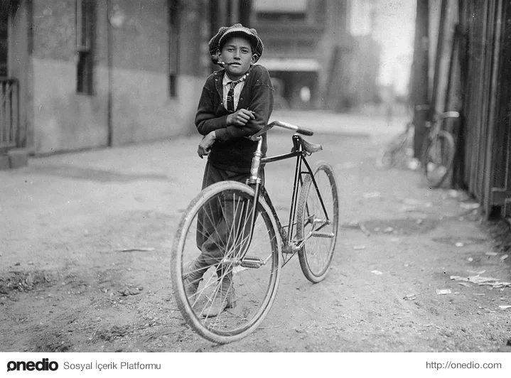 Mackay Telegraph şirketi için çalışan 15 yaşındaki çocuk. (1913)