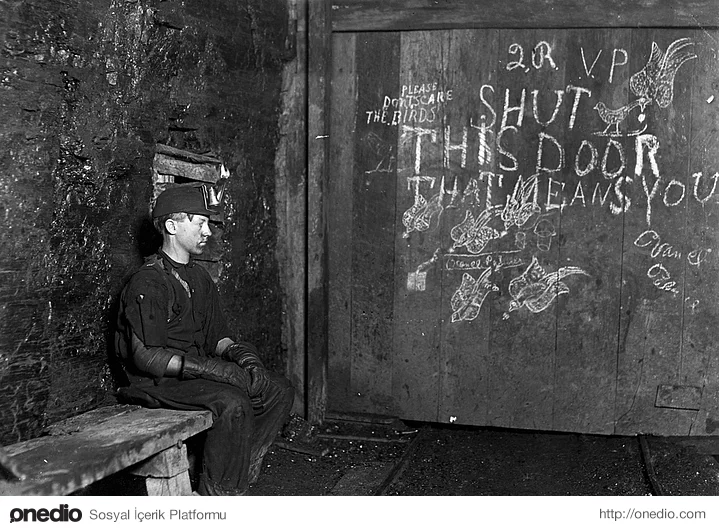 Bir madende çalışan Vance'in görevi gelen ve giden araçlara bu kapıyı açıp kapatmak. Günde 10 saat çalışan Vance, bunun sonucunda 1.5 dolar kazanıyormuş. (1908)