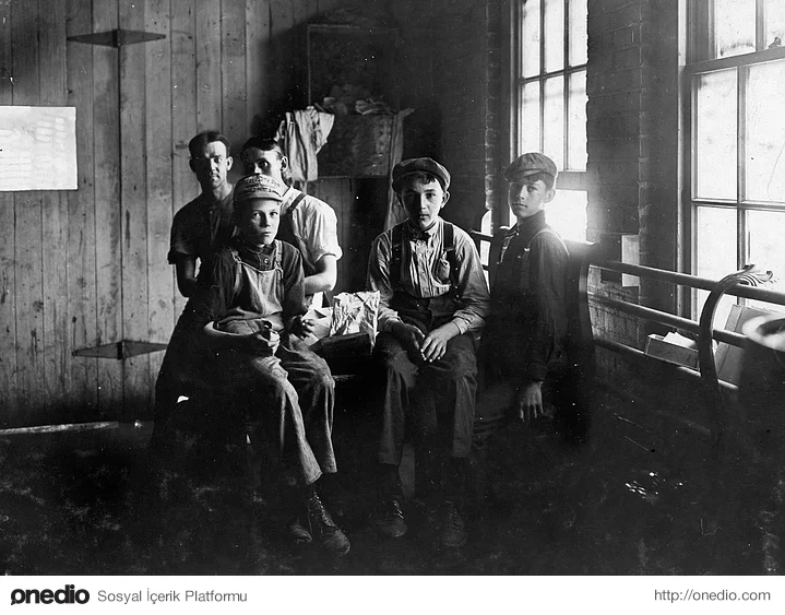 Indianapolis şehrinde yer alan bir mobilya fabrikasında öğlen vakti. (1908)