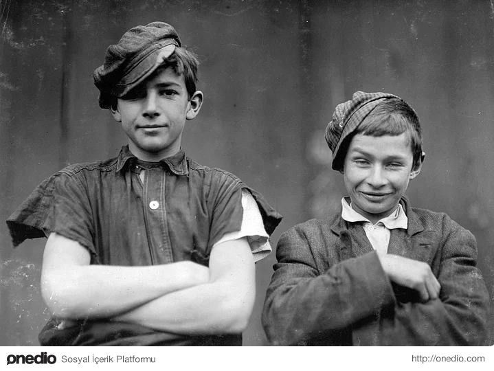 More-Jones şirketinde çalışan bu iki çocuk, gece vardiyasına kalmış. (1909)