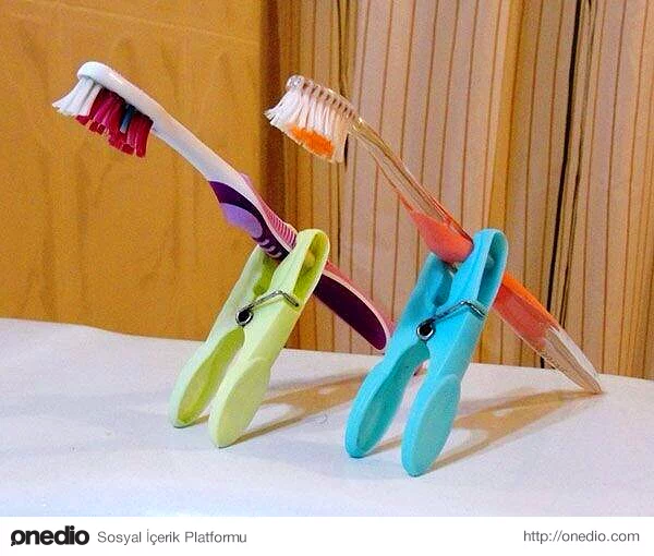 Diş fırçanızın bir mandal yardımı ile pis yerlere değmesini engelleyebilirsiniz.
