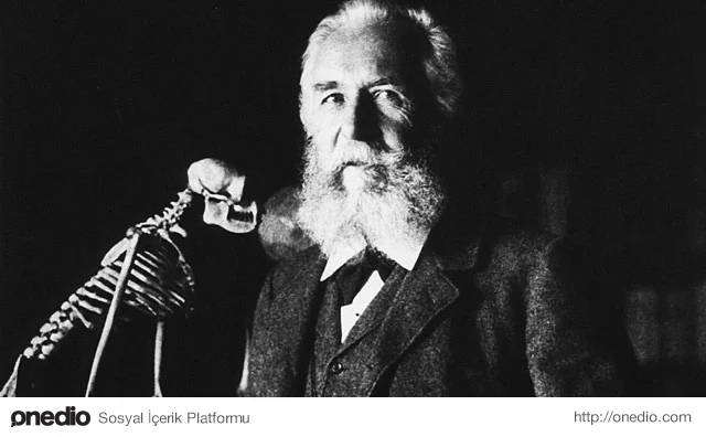 Öjeniği Almanya'da ilk benimseyen ve yayan kişi ise, ünlü evrimsel biyolog ve filozof Ernst Haeckel oldu. Haeckel'in düşünceleri ve çalışamları "saf" ve "üstün" bir Alman ırkı yaratmak isteyen Nazilere miras kaldı.