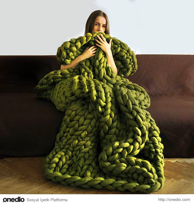Mesela böyle bir battaniye, soğuk havalarda eve tıkılıp kalmak ve film izlemek için harika bir bahane olabilir.