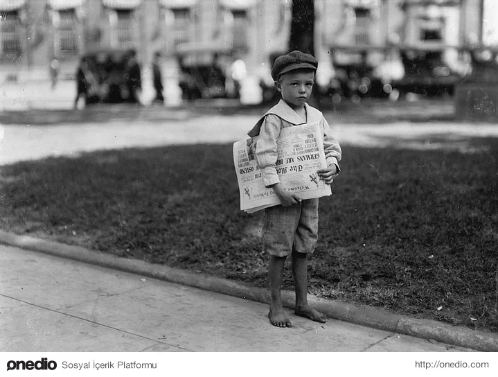 1914 yılında çekilen bu fotoğrafta 7 yaşında gazete dağıtan çocuğun ismi Ferris.
